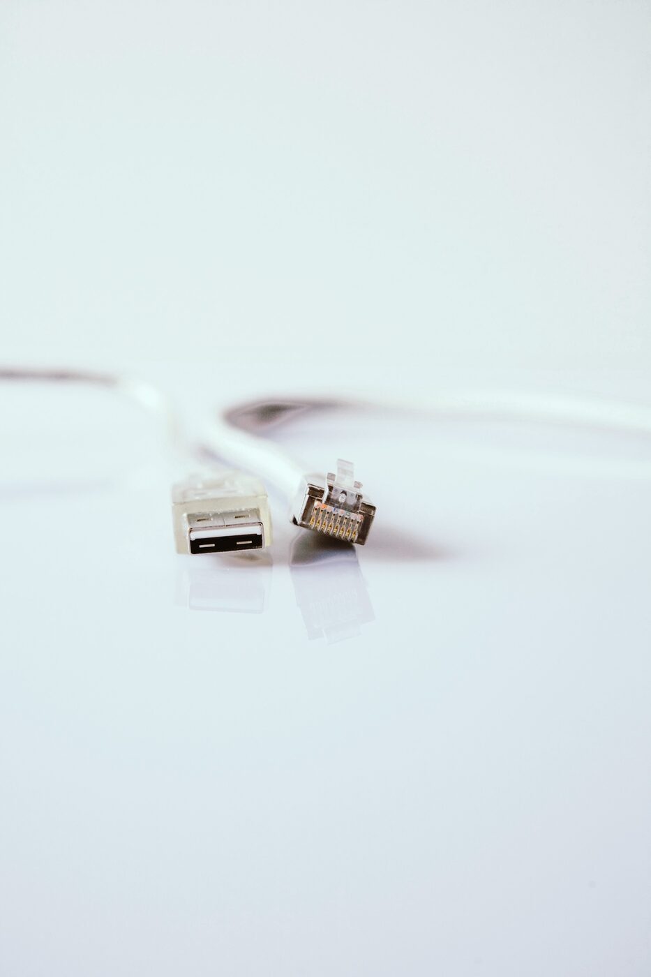 Connecteurs RJ45 et USB, câblage réseau en gros plan