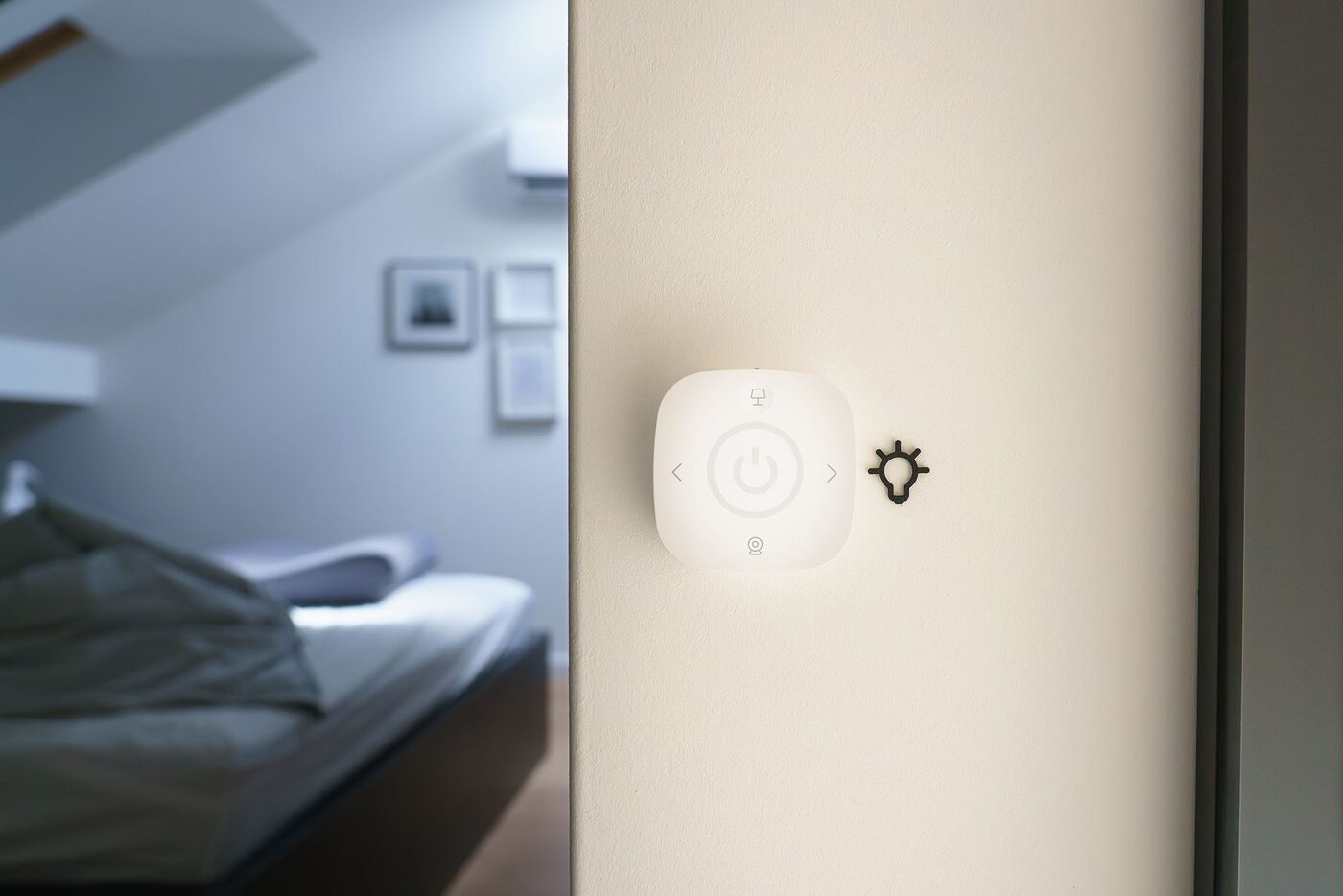 Commande connectée murale, discrète et moderne, intégrée à l'intérieur