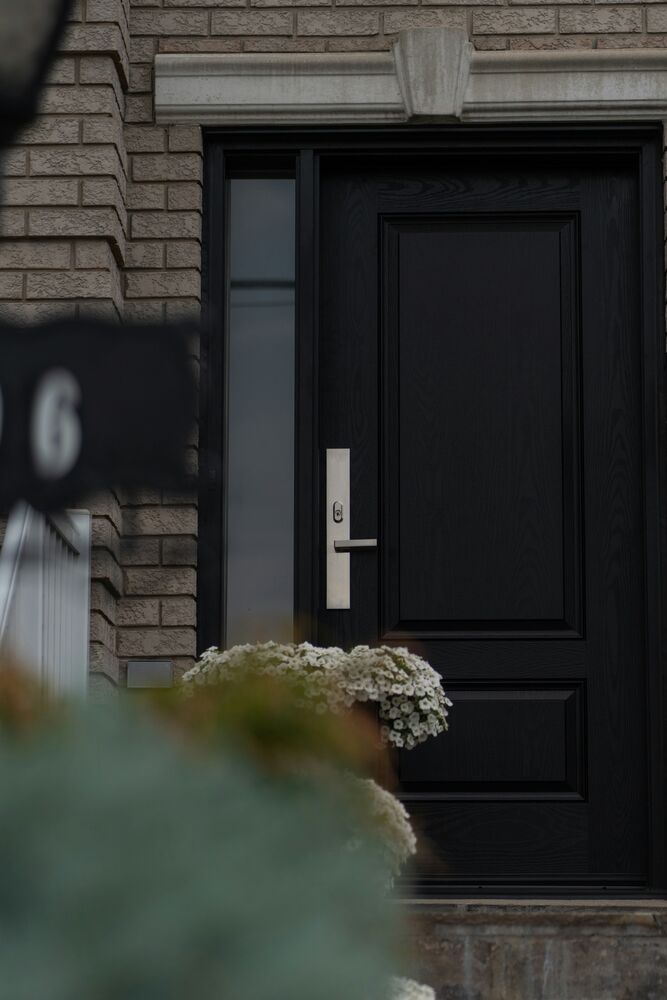 Maison vue de la rue jouant une présence pendant une absence prolongée